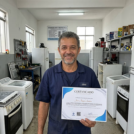 Aluno do Curso de Refrigera��o Dom�stica Completo